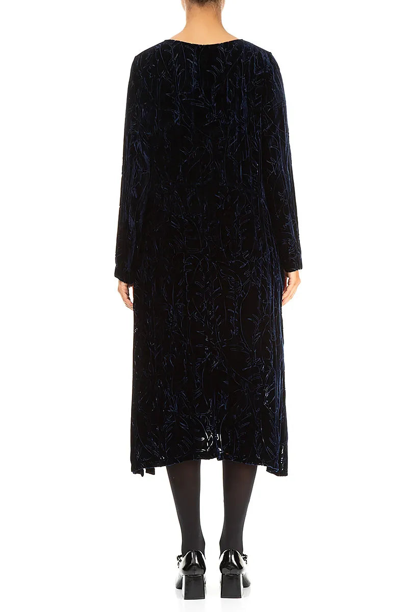 Robe en velours de soie froissé bleu royal dévoré à plumes