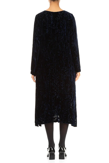 Robe en velours de soie froissé bleu royal dévoré à plumes