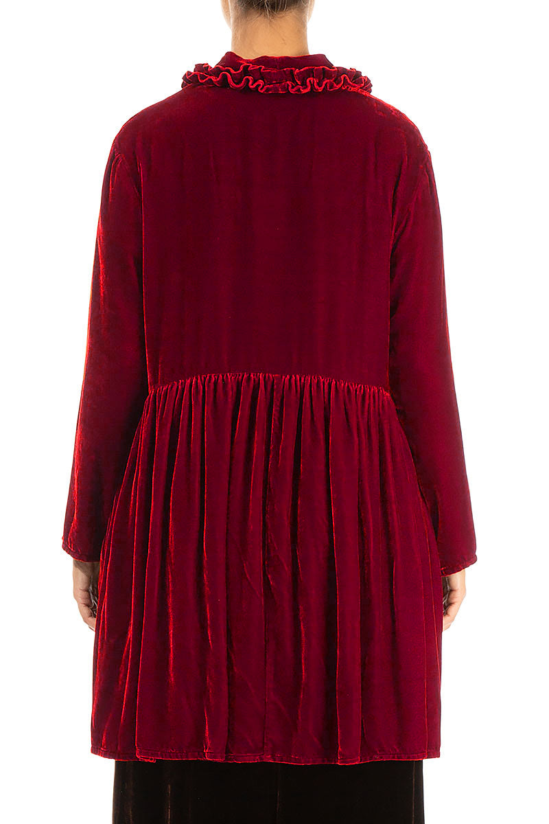 Rüschenjacke aus kirschrotem Seidensamt