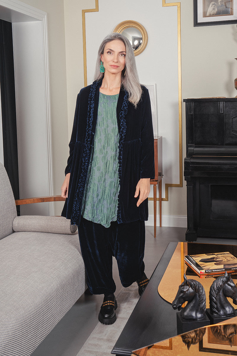 Veste en velours de soie bleu marine à volants