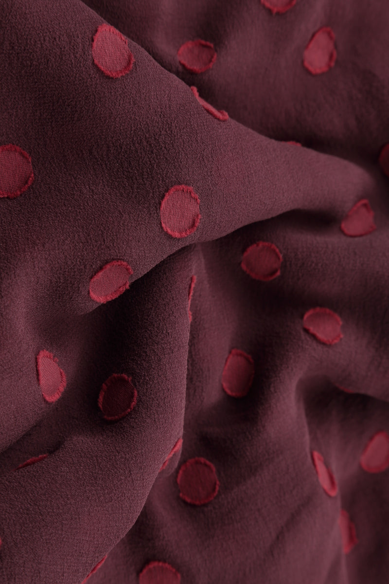 Mehrlagiges, gepunktetes Kleid aus burgunderfarbener Seide