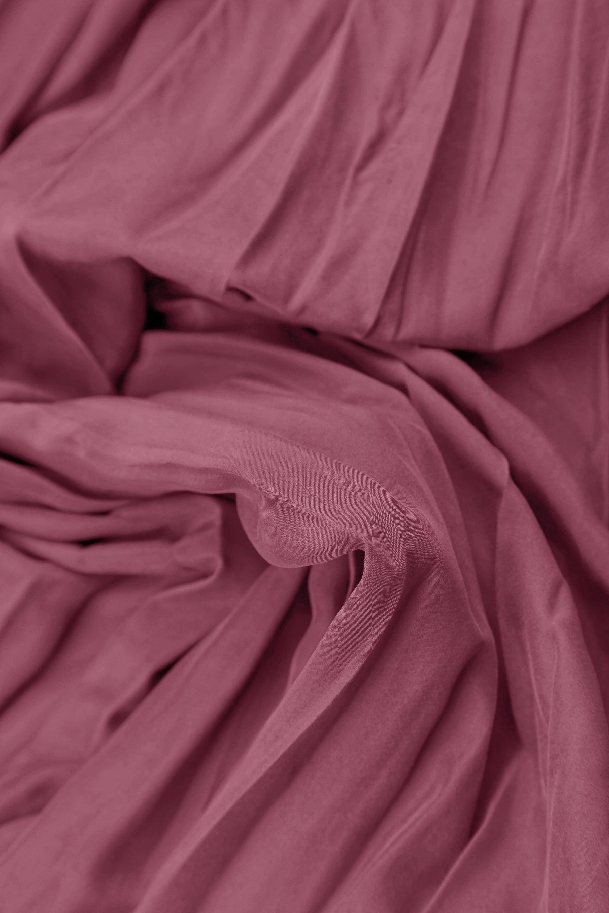 Romantisches Kleid aus reinseidenem Crêpe mit antiken Rubinen