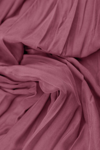 Romantisches Kleid aus reinseidenem Crêpe mit antiken Rubinen