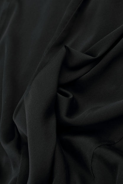 Pantalon en soie noire à ourlet fendu sur le devant