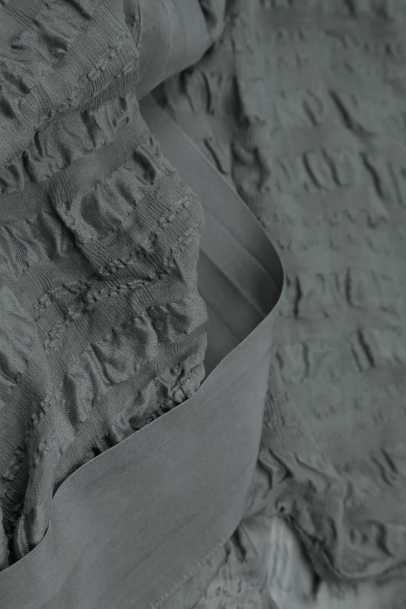 Jacke aus grauer, strukturierter Seide zum Binden