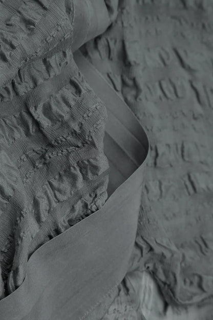 Jacke aus grauer, strukturierter Seide zum Binden