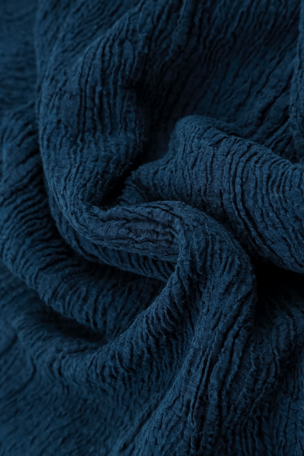 Chemisier bleu roi en lin et soie texturés.