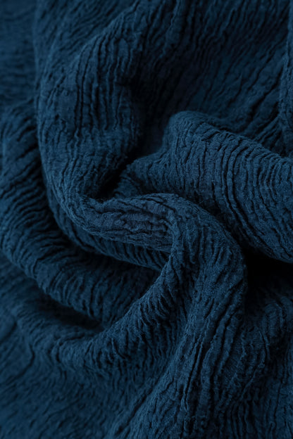 Chemisier bleu roi en lin et soie texturés.