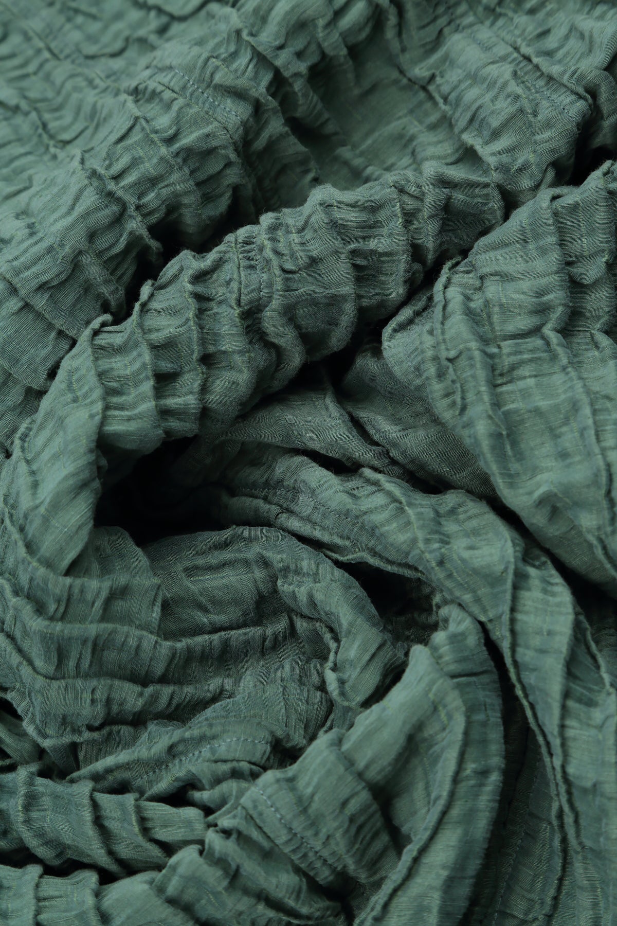 Seiden-Leinenjacke in Salbei mit abgerundetem Saum und Knittereffekt