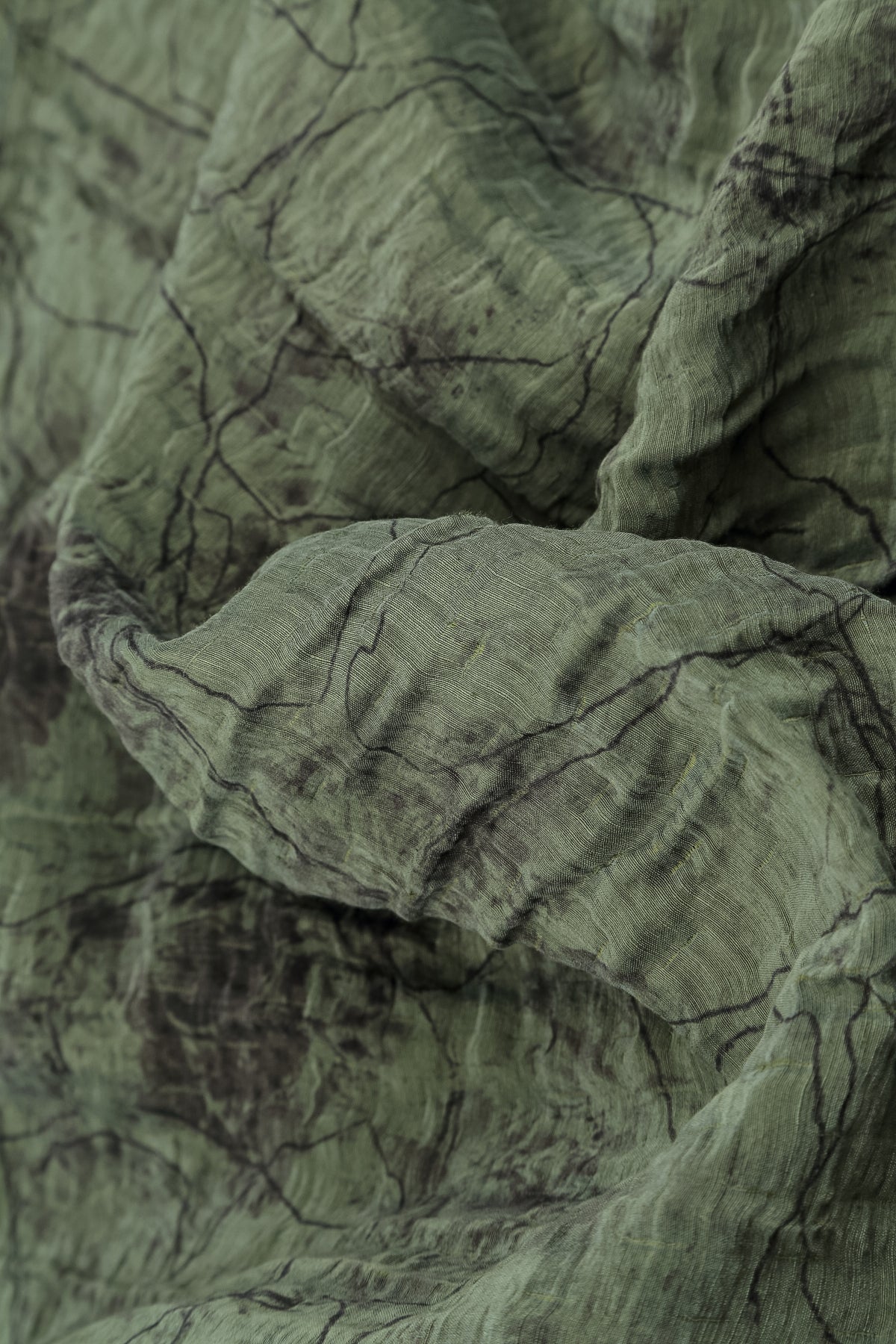 Chemisier en soie marbrée à col bénitier effet brume de forêt froissée