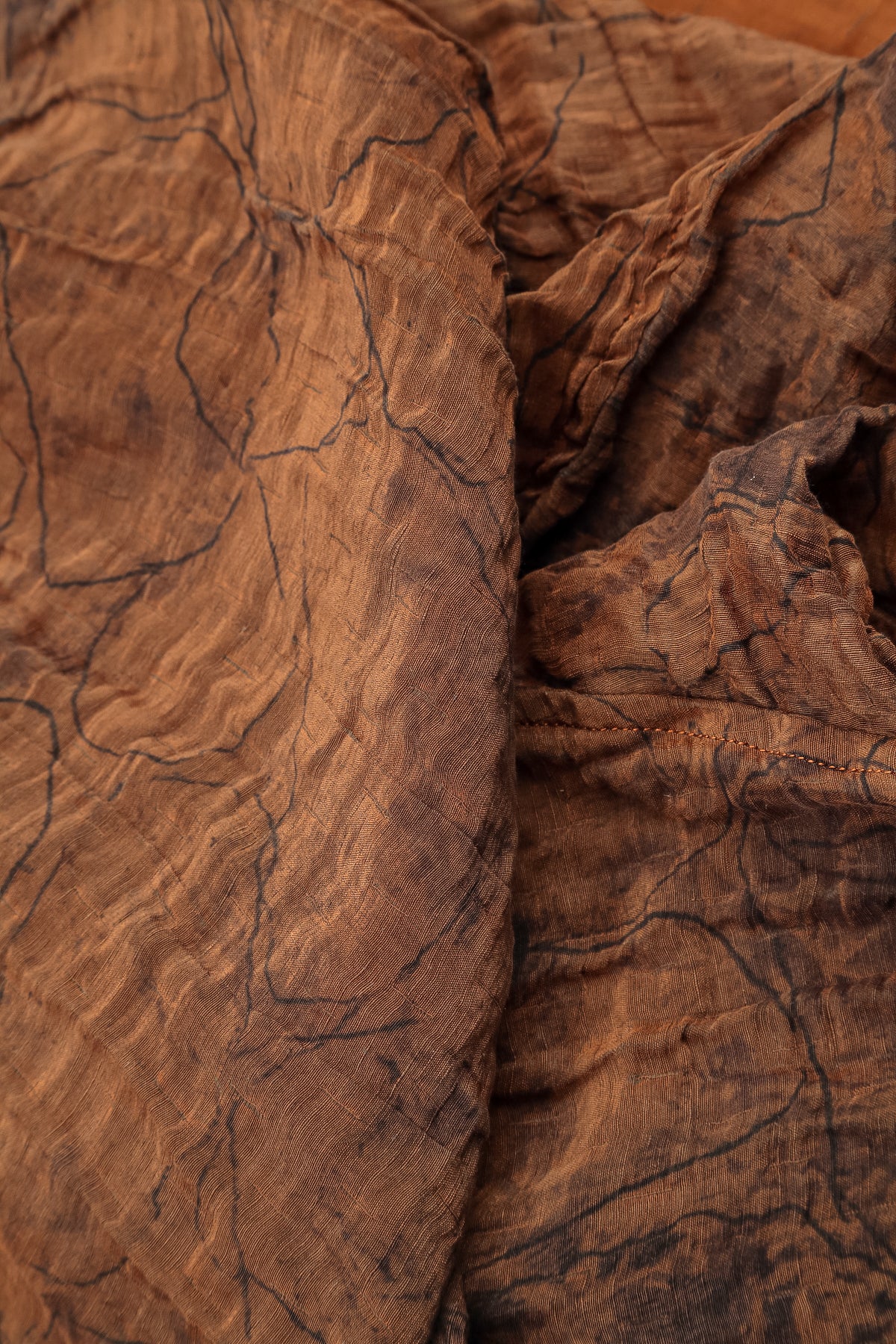 Chemisier en soie marbrée cuivrée vieillie à col bénitier