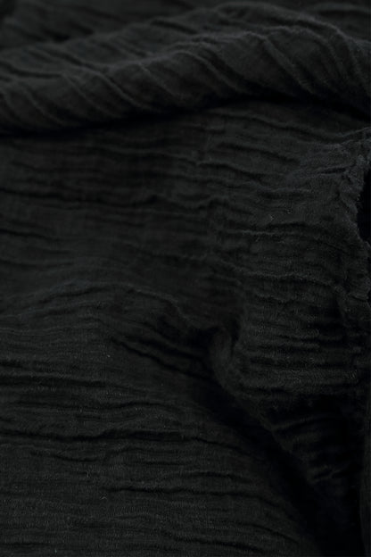 Locker offene, knittrige schwarze Seidenjacke