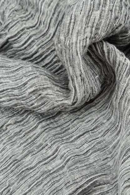 Tunique en soie froissée argentée à col en V