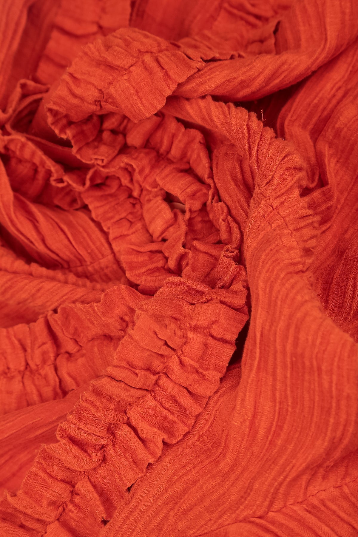 Veste en soie orange flamme froissée à volants centraux