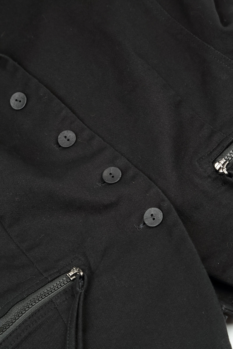 Taillierte schwarze Denimjacke aus Baumwolle