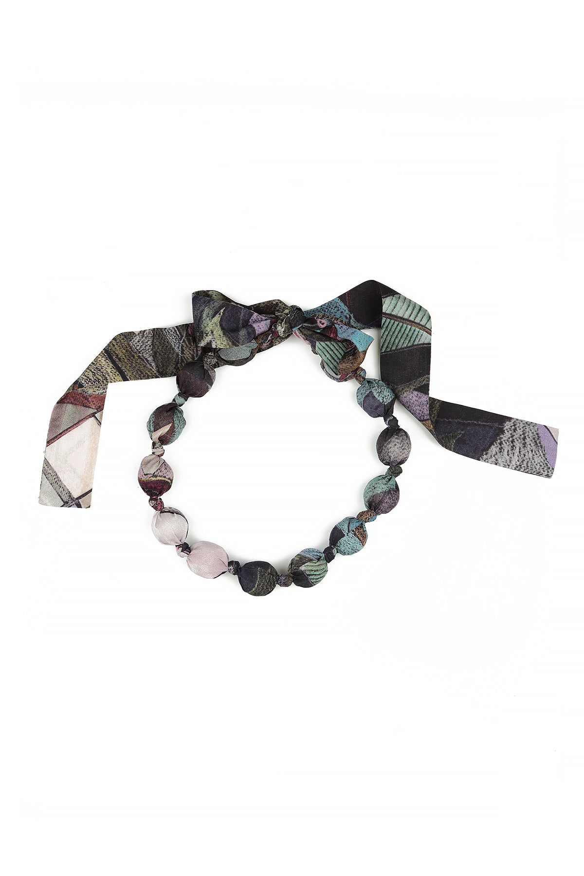 Kurze Halskette aus Seide und Bambusperlen mit Mosaikmuster
