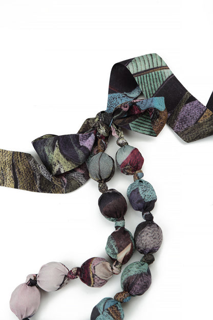 Kurze Halskette aus Seide und Bambusperlen mit Mosaikmuster
