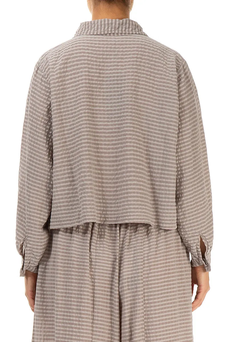 Kurze beigefarbene strukturierte Seidenjacke