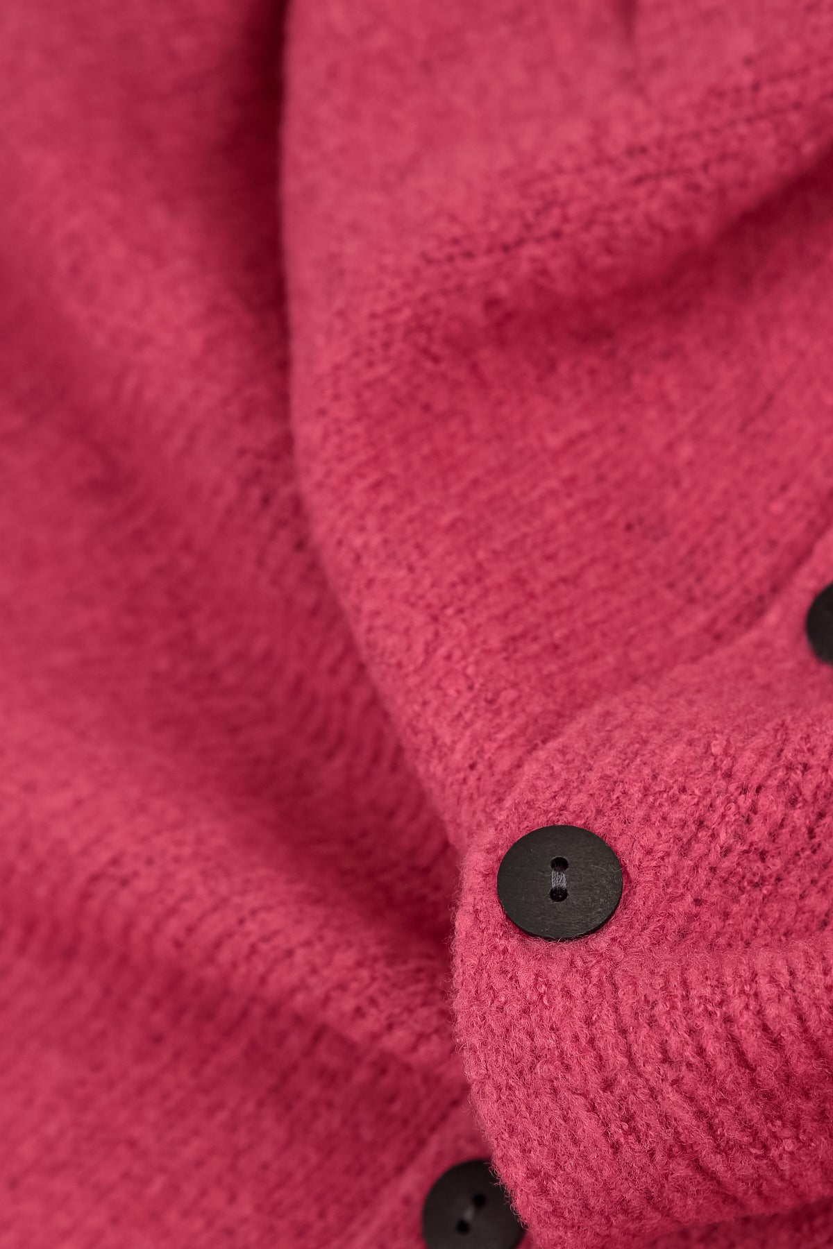 Kurze lockere Strickjacke aus Wolle in Beerenrosé