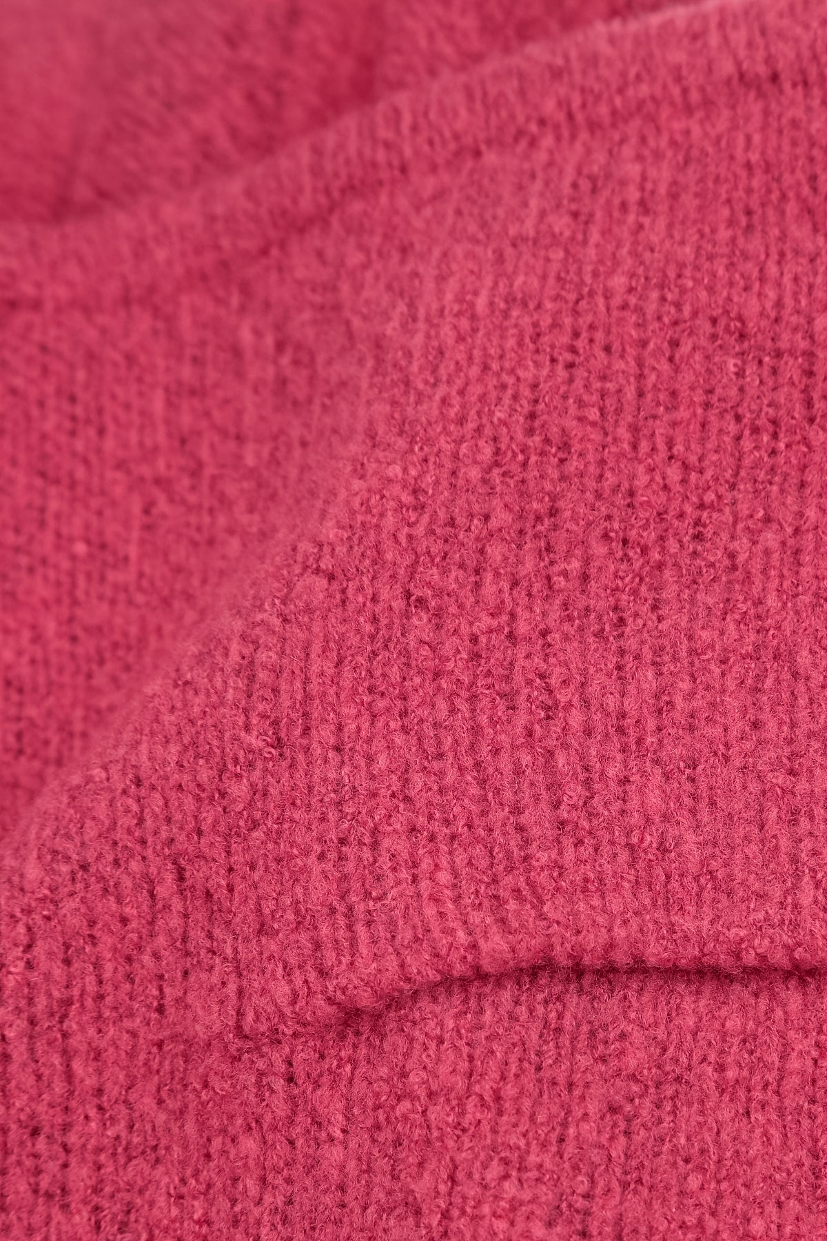 Kurze lockere Strickjacke aus Wolle in Beerenrosé