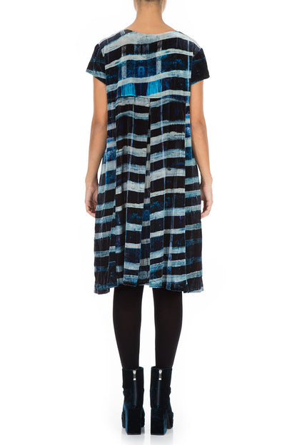 Robe courte en velours de soie extensible à rayures bleues