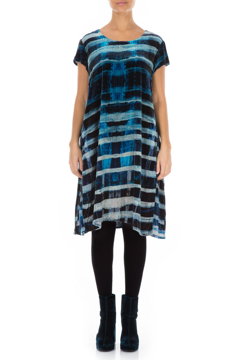 Kurzärmeliges Kleid aus dehnbarem Seidensamt mit blauen Streifen