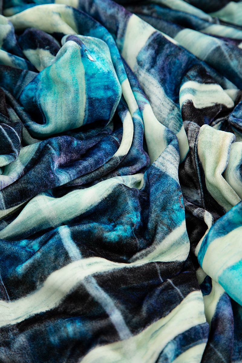 Robe courte en velours de soie extensible à rayures bleues