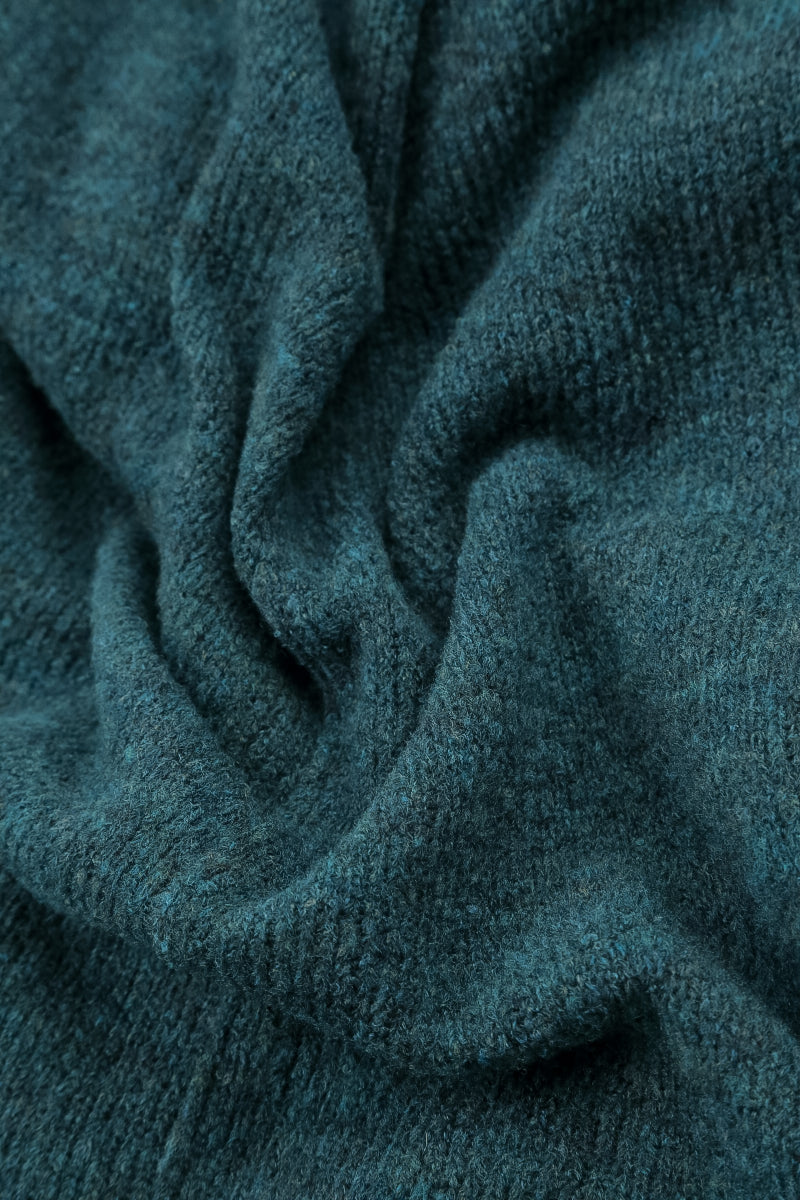 Hellgrauer und petrolfarbener Wollpullover mit Seitentasche