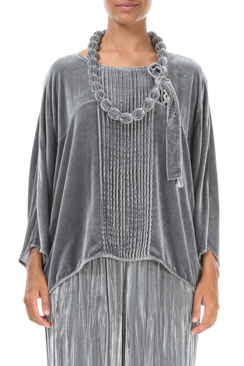 Halskette aus silbernen Seidensamtperlen