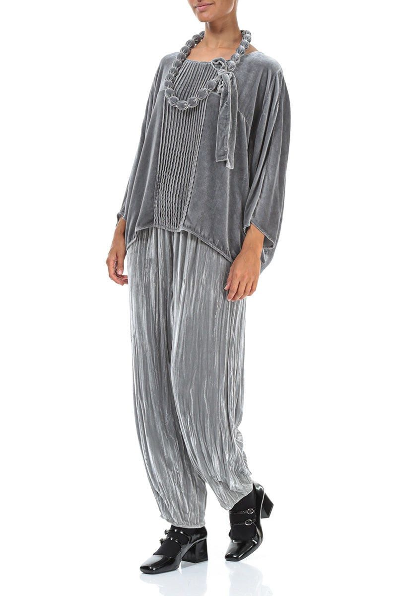 Halskette aus silbernen Seidensamtperlen