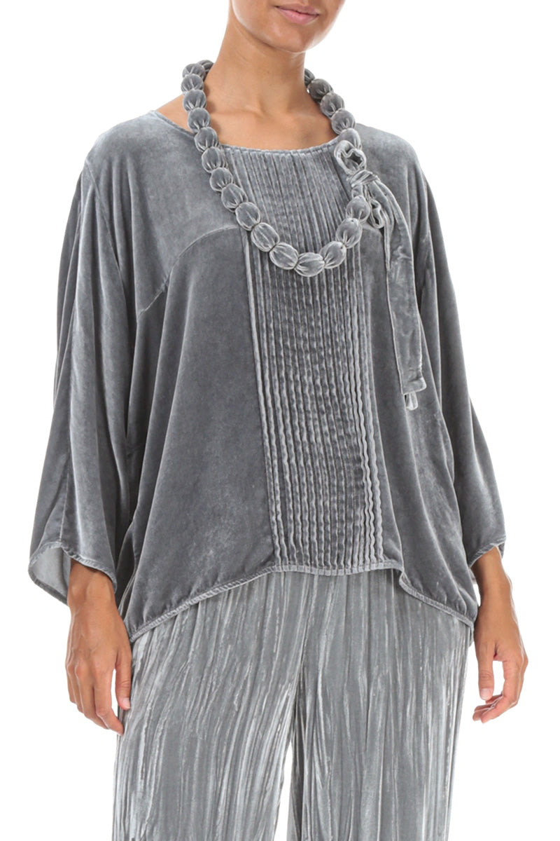 Halskette aus silbernen Seidensamtperlen