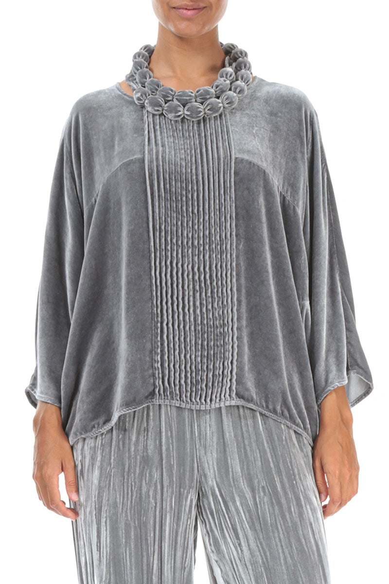 Halskette aus silbernen Seidensamtperlen