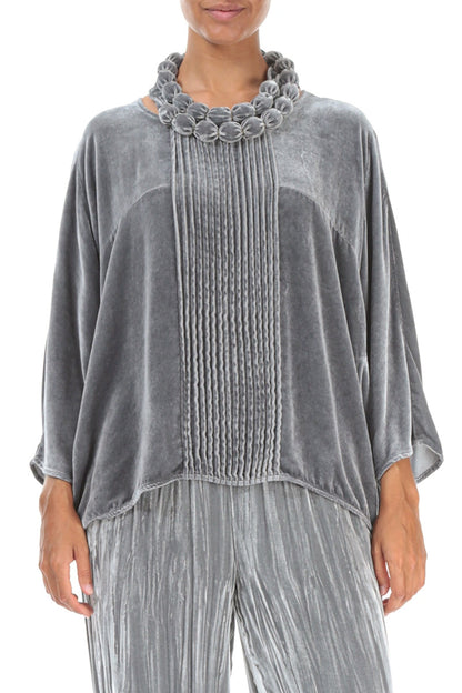 Halskette aus silbernen Seidensamtperlen