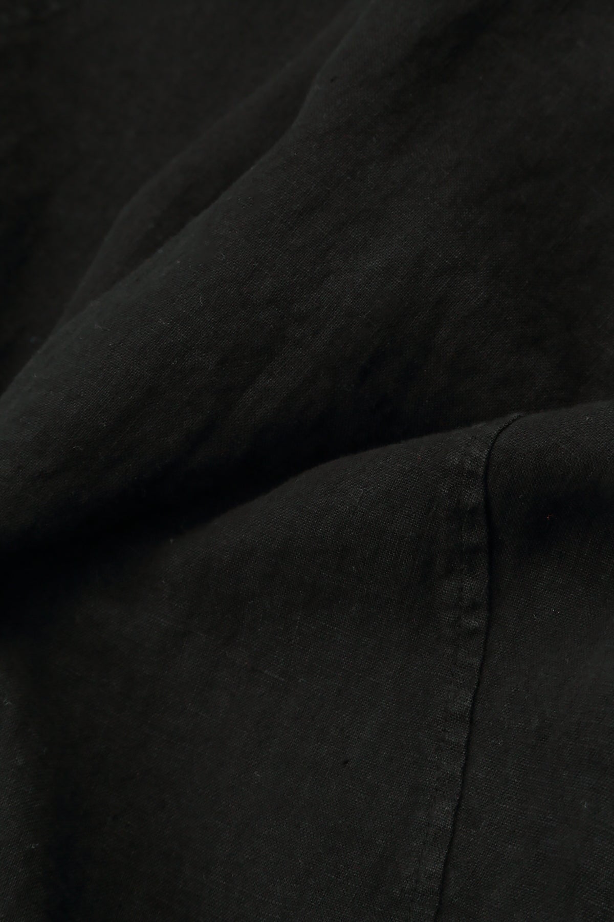 Robe sans manches en lin noir avec plis nervurés