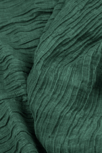 Ärmelloses Kleid aus geknautschter Salbeigrün-Seide mit Wasserfallausschnitt
