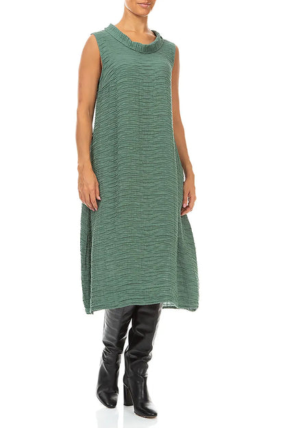 Ärmelloses Kleid aus geknautschter Salbeigrün-Seide mit Wasserfallausschnitt
