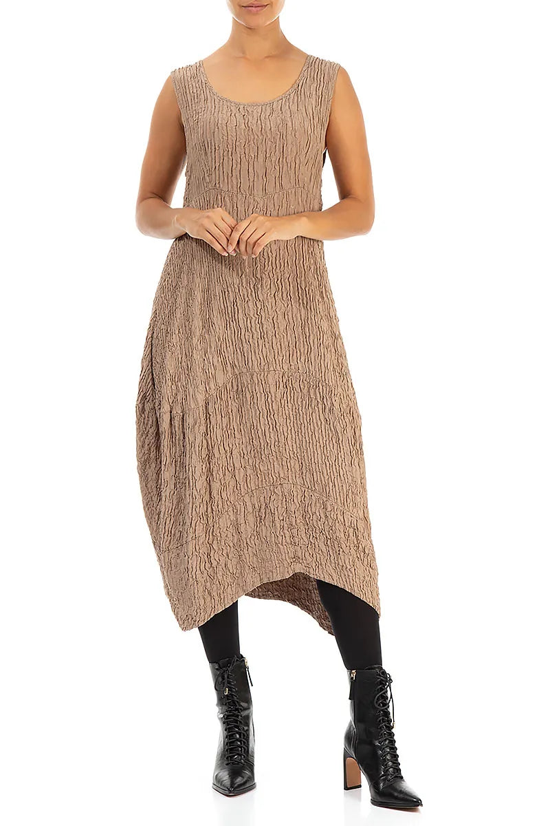 Robe sans manches en soie froissée couleur moka