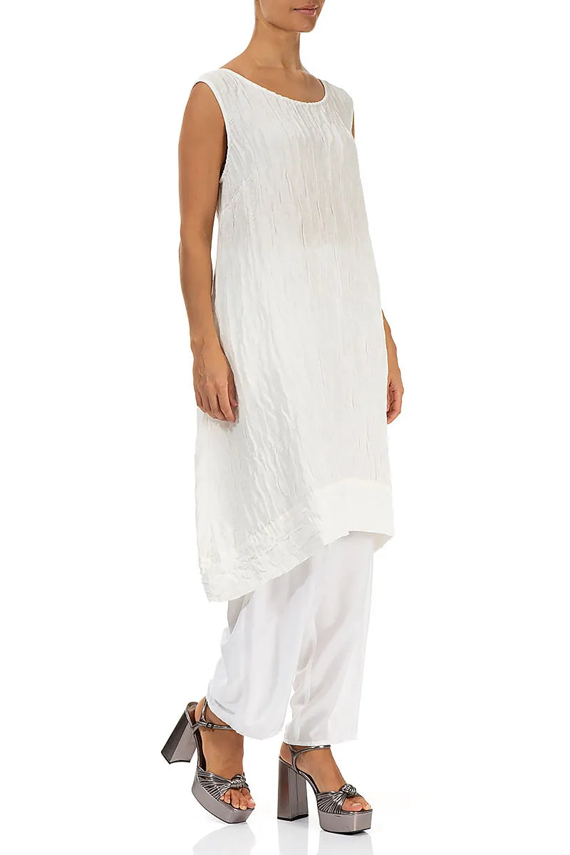 Ärmelloses, zerknittertes Tunikakleid aus weißem Seidenleinen