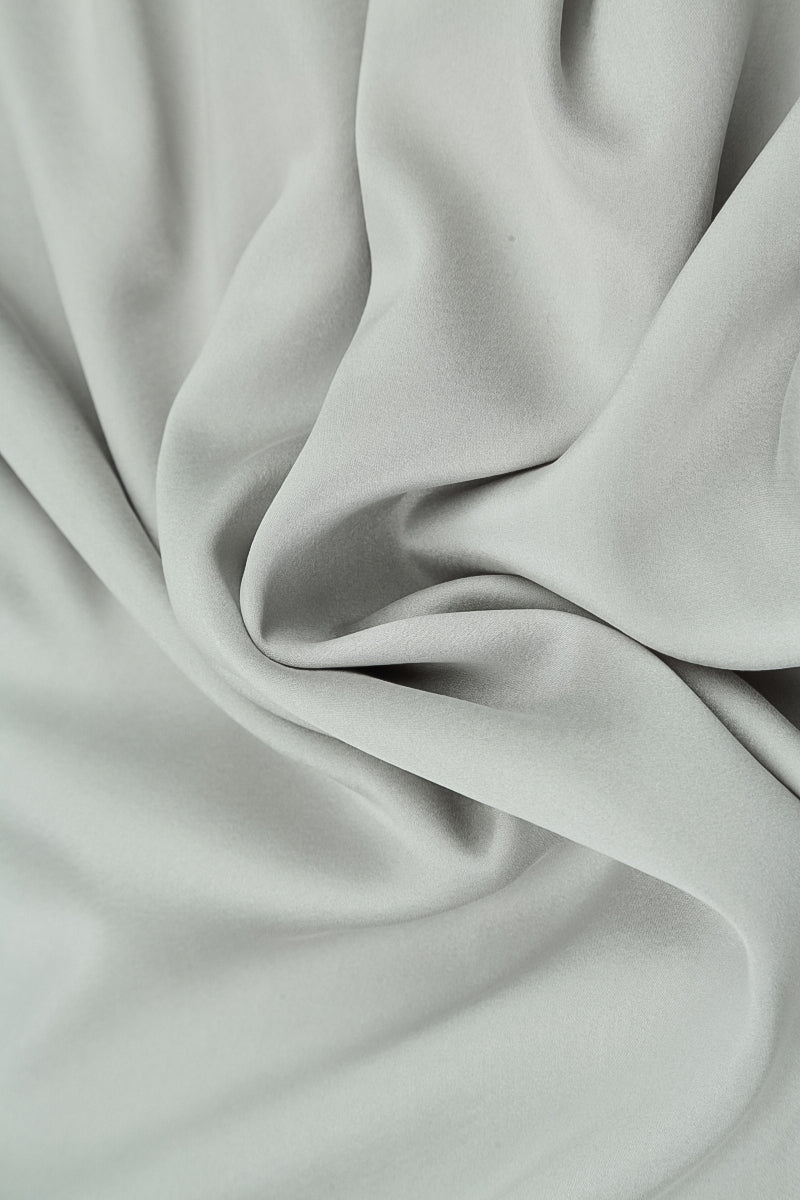 Blouses sans manches en soie gris olive, plus longues dans le dos