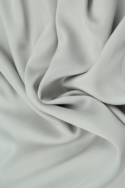 Blouses sans manches en soie gris olive, plus longues dans le dos