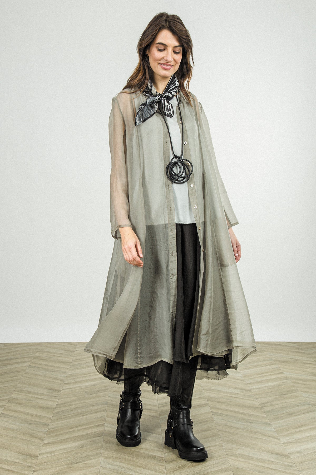 Blouses sans manches en soie gris olive, plus longues dans le dos