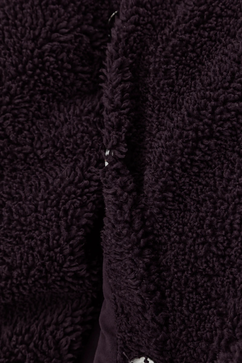 Teddy-Baumwolljacke in dunklem Pflaumenton mit Druckknopfverschluss vorne