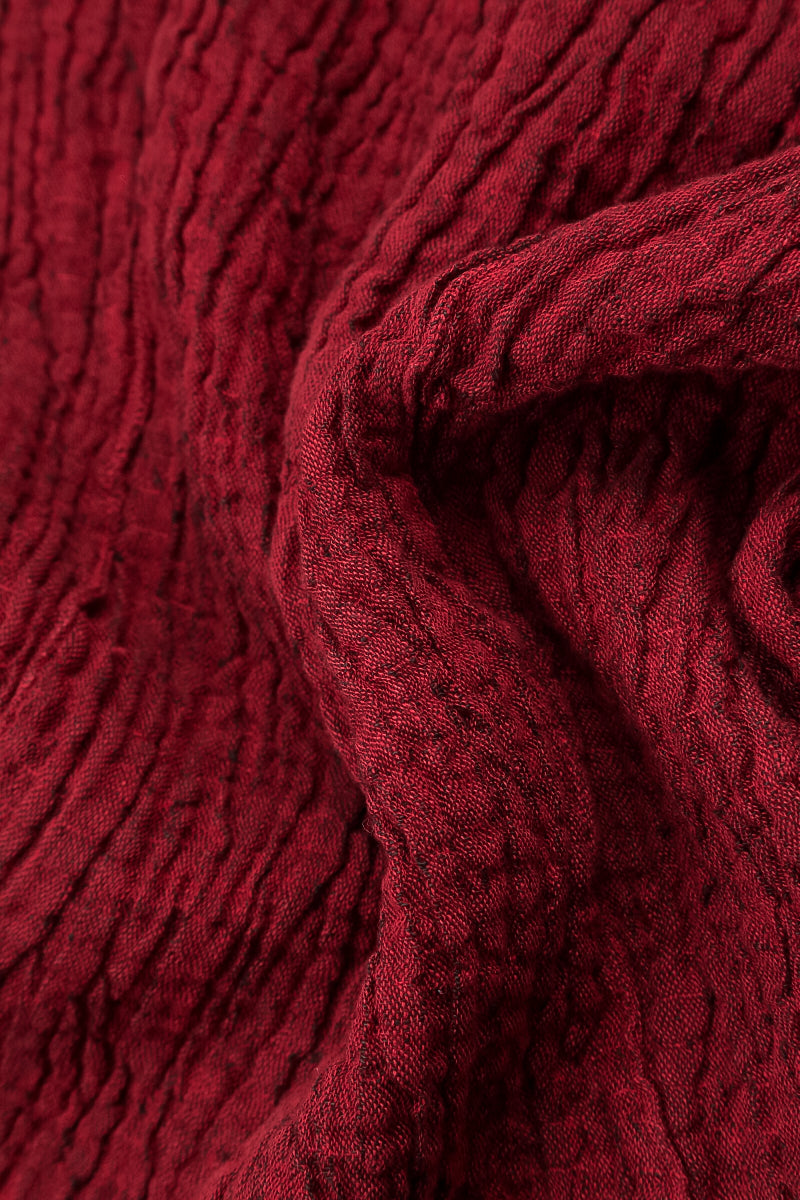 Robe en lin texturé rouge cerise à col châle souple
