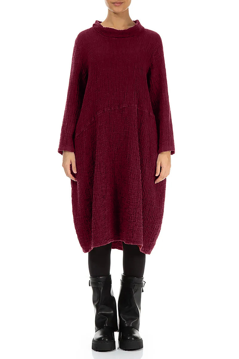 Weiches Leinenkleid mit Wasserfallausschnitt und Struktur in Rubinrot