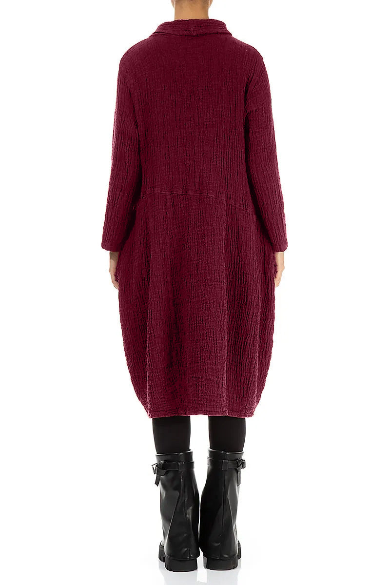 Weiches Leinenkleid mit Wasserfallausschnitt und Struktur in Rubinrot