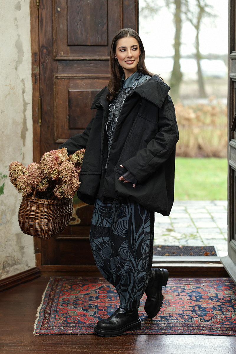 Chemise en soie gris ardoise à la coupe souplement structurée
