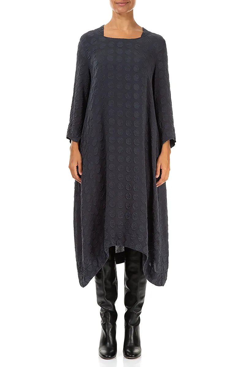 Robe en soie bleu graphite argenté à col carré