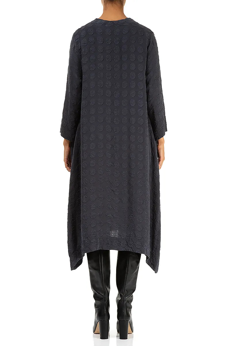 Robe en soie bleu graphite argenté à col carré