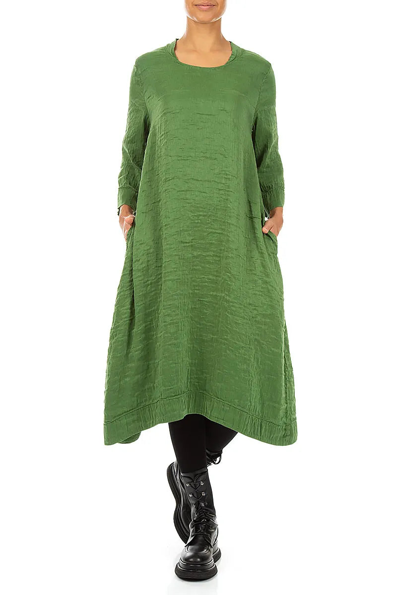 Robe en soie vert trèfle texturée à encolure carrée