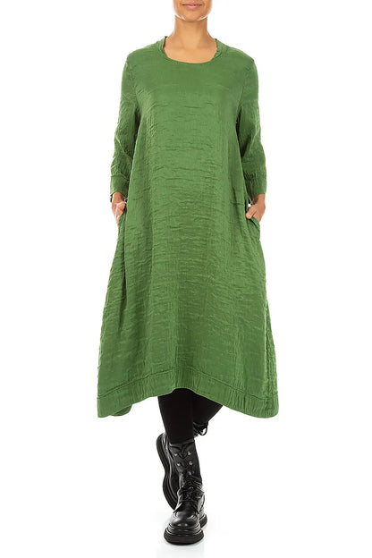 Robe en soie vert trèfle texturée à encolure carrée